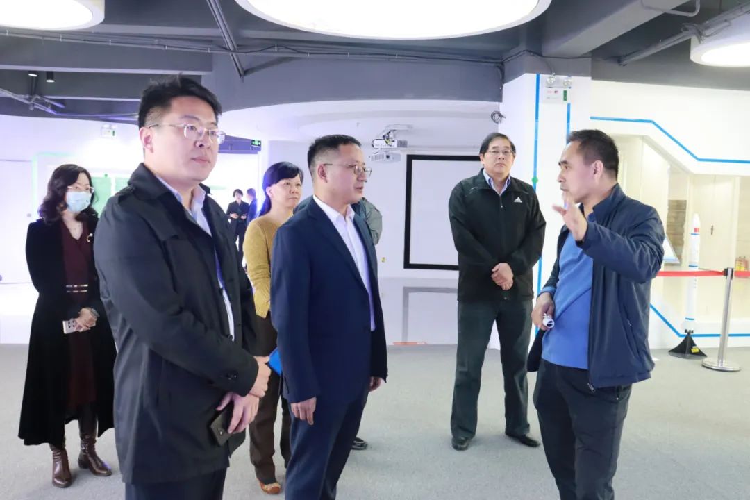 湘潭市雨湖区委副书记、区长柳军辉一行莅临长沙北斗研究院